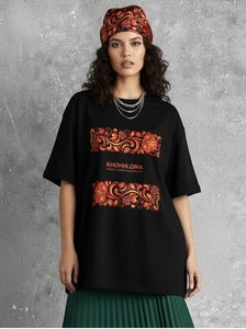Dettaglio maglietta nera oversize in cotone con stampa floreale e bandana coordinata