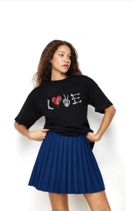 Détail du t-shirt noir en coton avec motif LOVE créatif en forme d'os et cœur