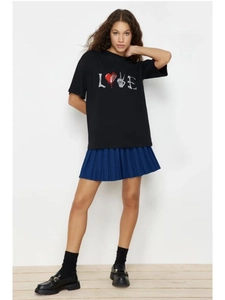 Détail du t-shirt noir en coton avec imprimé LOVE gothique et motifs de cœurs rouges