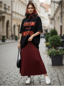 Dettaglio della stampa floreale Khokhloma su t-shirt in cotone nero con foulard