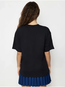 Vue arrière du t-shirt en coton noir ample avec imprimé love et jupe plissée