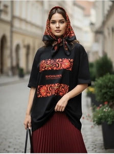 Dettaglio di una t-shirt oversize in cotone nero con stampa russa Khokhloma e foulard abbinato