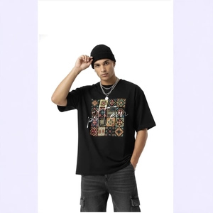 T-shirt noir en coton avec motif mosaïque coloré et style urbain décontracté pour femme