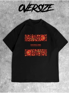 Dettaglio del motivo floreale russo Khokhloma su t-shirt oversize in cotone nero pesante