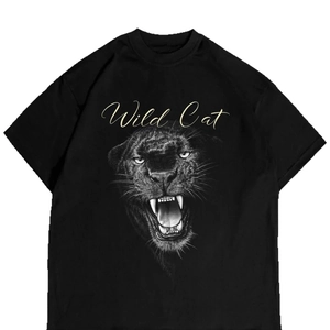 T-shirt nera in cotone con stampa di pantera ruggente e scritta Wild Cat dorata