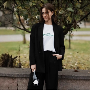 Blazer noir oversize chic associé à un t-shirt blanc imprimé et un pantalon large