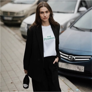 T-shirt en coton blanc pour femme avec texte vert et ensemble blazer noir chic
