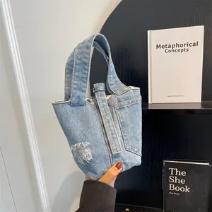 Sac seau en jean bleu clair à la mode avec poche vieillie et large poignée haute