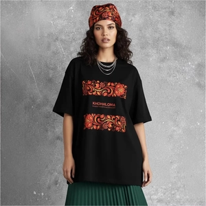 T-shirt nera oversize in cotone con stampa floreale tradizionale Khokhloma e girocollo