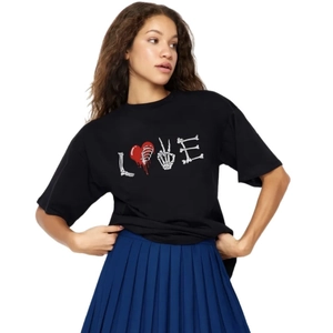 T-shirt décontracté en coton noir avec imprimé LOVE et mini-jupe plissée marine