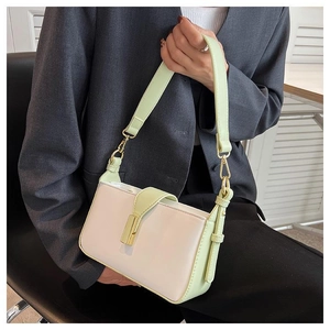Détail du sac à bandoulière bicolore crème et vert avec boucle en métal doré