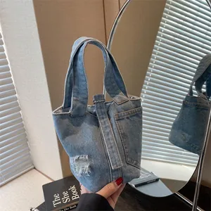 Sac seau chic en denim bleu avec détails usés et grande capacité pour le quotidien