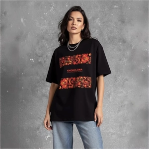 T-shirt oversize nera in cotone con motivo Khokhloma rosso e jeans denim