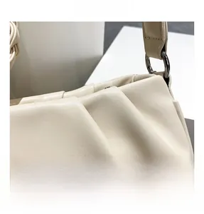 Vue macro de la texture plissée en cuir beige et des garnitures métalliques durables