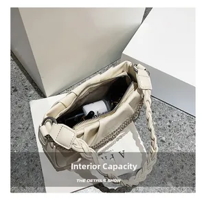 Détail de la capacité intérieure du sac nuage plissé blanc cassé avec chaîne dorée