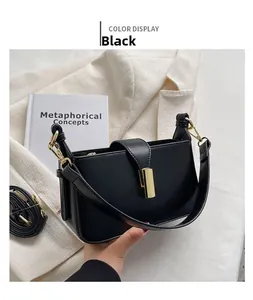 Vue détaillée du sac porté épaule noir en PU avec boucle dorée et deux bandoulières