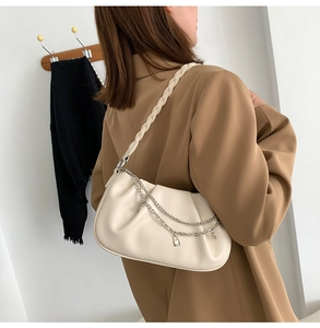 Détail du sac nuage plissé blanc cassé avec bandoulière tissée et chaîne argent