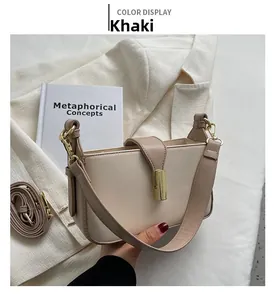 Détail du sac à bandoulière kaki avec boucle en métal doré et sangle réglable