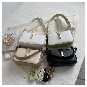 Sacs portés épaule chic en quatre coloris avec boucles dorées et bandoulières