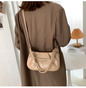 Détail du sac nuage plissé avec poignée tressée et chaîne en métal dorée
