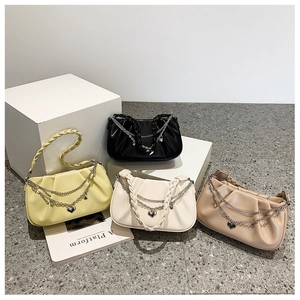Détails des sacs nuage plissés avec chaînes en cœur et bandoulières tressées en couleurs