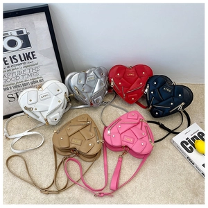 Borse a tracolla a forma di cuore in sei colori con dettagli stile giacca da biker