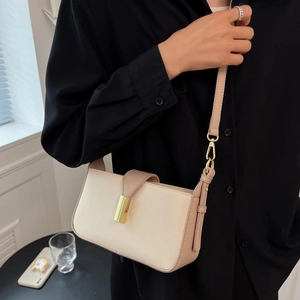 Sac à bandoulière beige et marron avec fermoir doré et sangle réglable élégante