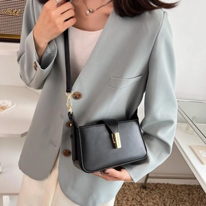 Sac sous le bras minimaliste en cuir noir avec boucle dorée pour la mode féminine