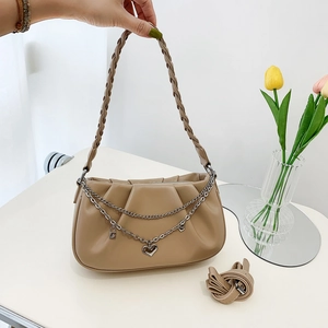 Sac hobo plissé kaki avec poignée tressée et détail de chaîne à cœur argenté