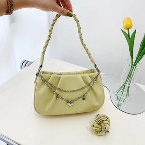 Sac à main plissé jaune pâle avec poignée tressée et chaîne à bijoux cœur argent