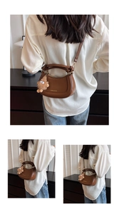 Sac hobo marron avec poignée nouée et breloque en peluche sous plusieurs angles