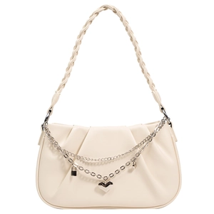 Sac sous le bras plissé blanc cassé avec bandoulière tissée et chaîne à cœurs