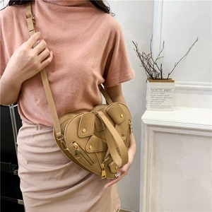 Borsa a tracolla fashion a cuore color kaki stile biker con zip in metallo e borchie