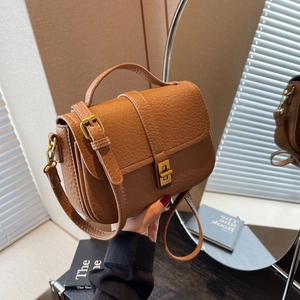 Borsa a tracolla in pelle marrone testurizzata con manico e fibbie in oro antico