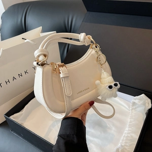 Sac Hobo Croissant en Cuir PU à la Mode pour Femmes Sac Bandoulière Tendance avec Poignée à Nœud et Pendentif Monstre en Peluche Main