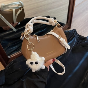 Sac à main demi-lune chic kaki et crème avec poignée tressée et breloque peluche