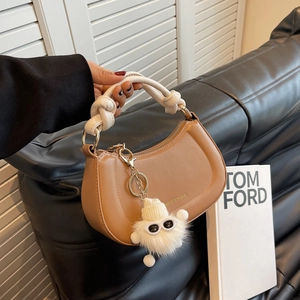 Sac à main demi-lune marron avec poignée nouée blanche et breloque peluche