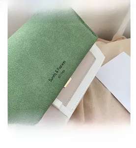 Gros plan du sac bandoulière mat vert et blanc avec boucle en métal doré chic