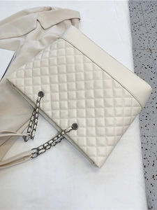 Sac fourre-tout matelassé beige élégant avec bandoulière chaîne argentée pour femme