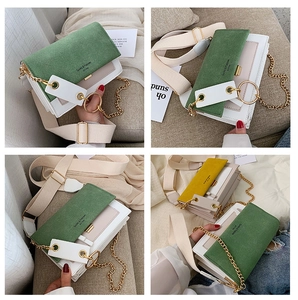 Détail du sac bandoulière tricolore avec chaîne en métal et rabat en daim marqué
