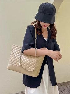 Grand sac cabas beige matelassé avec bandoulière chaîne, sac à main losanges chic
