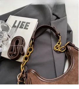 Sac croissant en cuir dépoli marron avec chaîne dorée et bandoulière en cuir lisse