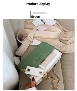 Détail du sac bandoulière bicolore avec rabat en daim vert et corps en cuir blanc