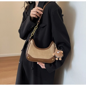 Sac hobo croissant en marron et beige avec chaîne dorée et breloque peluche