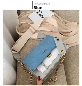 Détail du sac bandoulière tricolore bleu avec bandoulière chaîne et rabat en daim