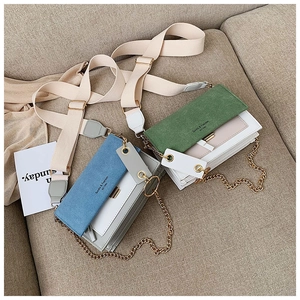 Détail de sacs bandoulière avec rabats mats, chaînes dorées et bandoulières en toile