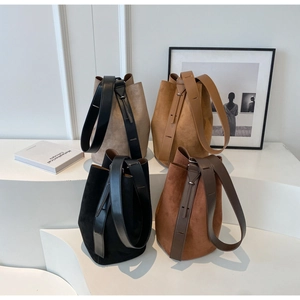 Détails de quatre sacs seaux en daim mat déclinés en noir, kaki, caramel et marron