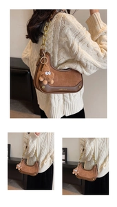 Détail du sac demi-lune marron avec texture en daim et bandoulière chaîne dorée