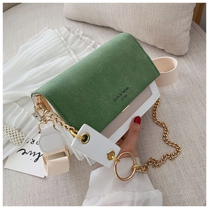 Détail du sac bandoulière en cuir blanc et daim vert avec double sangle et chaîne dorée