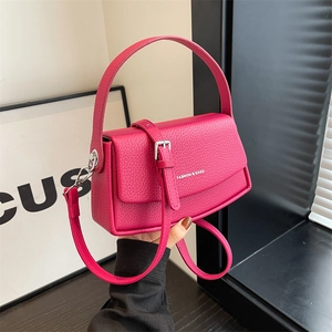 Sac bandoulière carré chic en cuir magenta texturé avec poignée et logo fashion